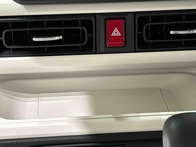 手の届くところにスマートフォンが置けるインパネセンタートレイ