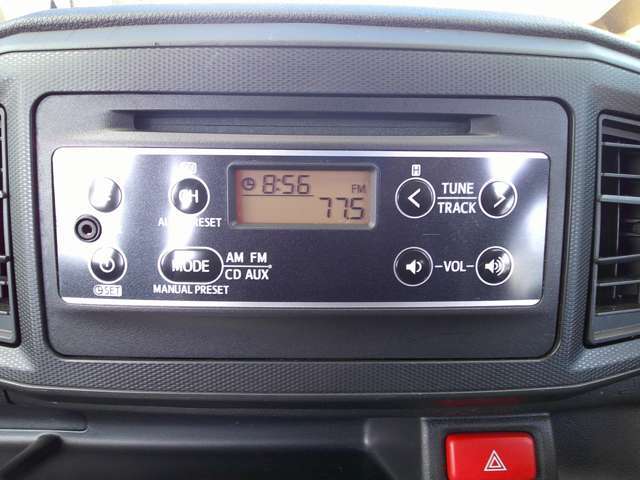CD、AM/FMレシーバー、AUX端子が装備されています。