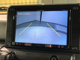 リバースギアに入れるだけで後方の表示へ切り替わります。夜間や雨の日の駐車も楽になりますよ。