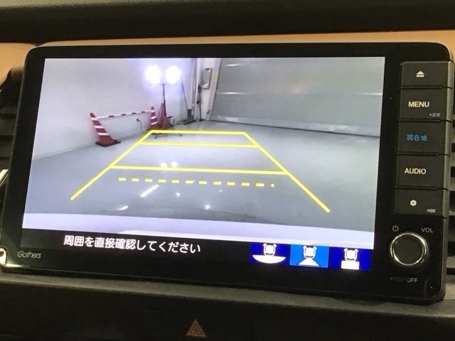 リバースギアに入れるだけで後方の表示へ切り替わります。夜間や雨の日の駐車も楽になりますよ。