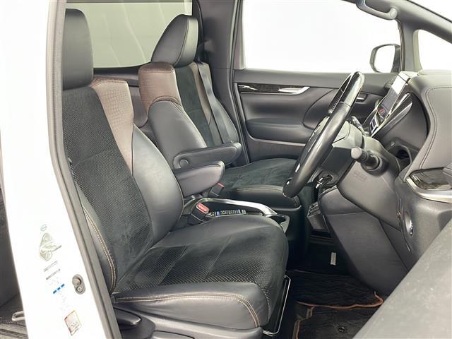 【運転席】座り心地が良いシートなので長時間の運転でも快適にお過ごしいただけます。新品のフロアマットのご注文も可能です。掲載箇所以外にご希望の写真がございましたらお気軽にお問い合わせ下さい。
