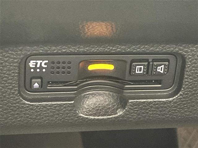 【ETC】有料道路の乗り降り時に停車することなくスマートに乗り入れが可能になったり、割引を受けることができる嬉しい装備です。