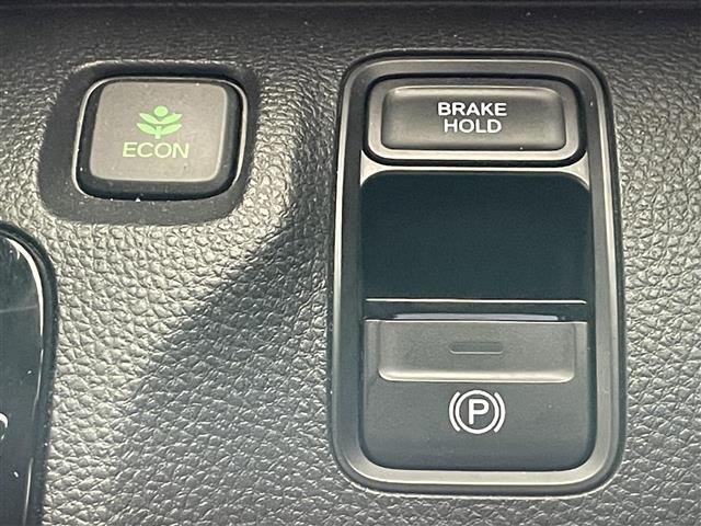 【電動パーキングブレーキ＆ブレーキホールド】　スイッチを入れると、信号待ち等で停車時、ブレーキを離しても自動でブレーキが効いた状態になり、指先の簡単操作でパーキングブレーキの作動や解除が可能です！！！