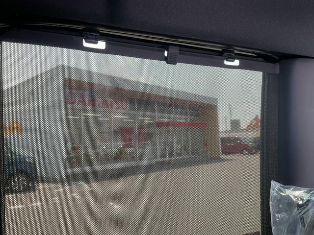 日射しが眩しいときに便利な格納式サンシェード♪