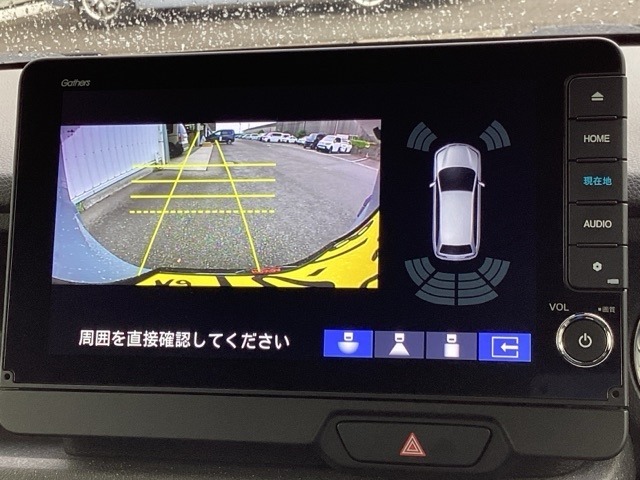 3ビュー切り替えやガイド線表示のバックカメラで、バックでの車庫入れも安心です。
