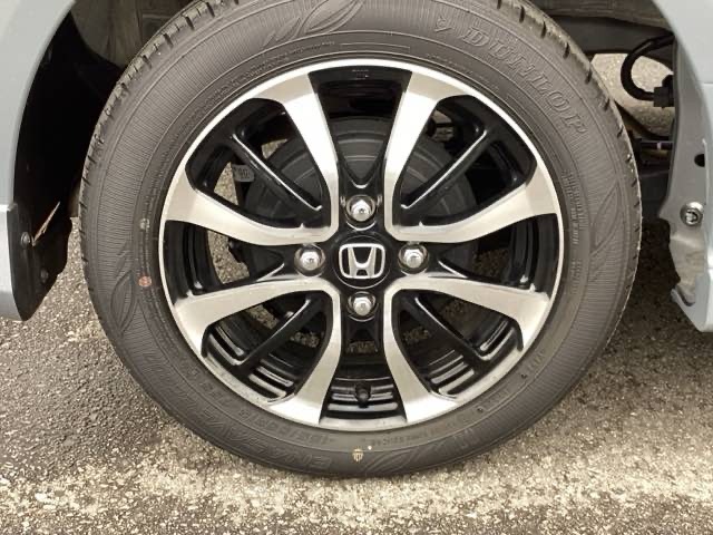 純正アルミホイールです。足元が引き立つので、車全体のイメージがアップしますよ！