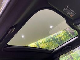 【ガラスルーフ】ガラスルーフ搭載で車内の解放感が一気にアップ！開放的なドライブをお楽しみいただけます。