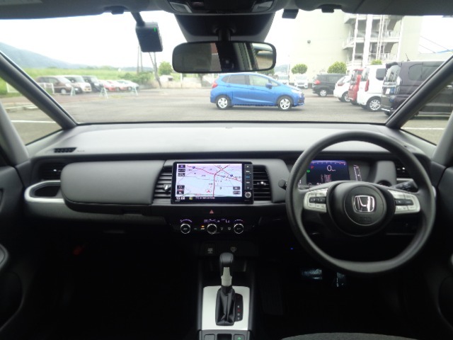 大きなフロントガラスで広々とした視界の運転席まわりです。