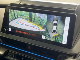 【パノラミックビューモニター】専用のカメラにより、上から見下ろしたような視点で360度クルマの周囲を確認することができます☆死角部分も確認しやすく、狭い場所での切り返しや駐車もスムーズに行えます。
