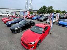 人気のスポーツカーも多数取り揃えております！1台1台厳選して仕入れておりますので是非お客様の目でお確かめください。スタッフ一同お待ちしております！