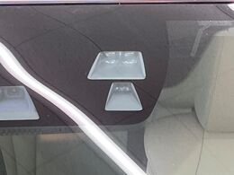 【スマートシティブレーキサポート】低速走行中に前方の車両等を認識し、衝突しそうな時は警報とブレーキで衝突回避と被害軽減をアシスト。より安全にドライブをお楽しみいただけます。