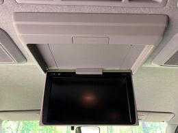 【フリップダウンモニター】大画面モニターで後席でもエンタメをお楽しみいただけます。小さなお子様にも大人気の装備です♪