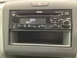 Gathers純正CDチューナーにはAUX入力端子がついてますので外部入力から音楽などを楽しめます。その下には1DIN分の小物入れがついています。CDケースなどを入れるのに便利です。