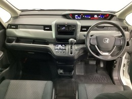 車内は光触媒抗菌消臭施工済です。インパネ周りはスタイリッシュなデザインです。グローブボックスやカップホルダーのほかにトレーなどたくさんの収納スペースが付いています。