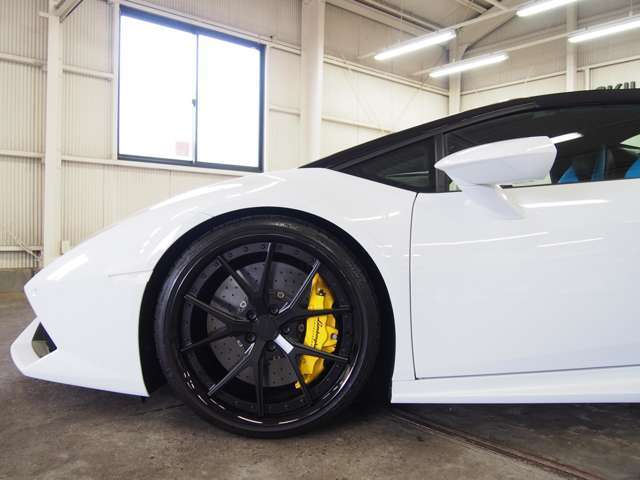 ドライビングモード(STRADA/SPORT/CORSA)/パドルシフト付レザーステアリング/スタート＆ストップシステム/フルLEDヘッドライト/オートライト/オートワイパー/GPSレーダー