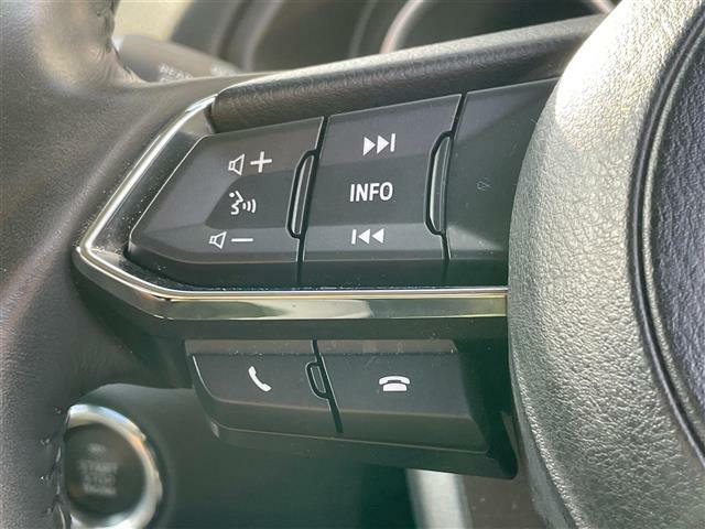 【ステアリングスイッチ】目線はそのままでナビなどの操作や音量調整が可能です。手元のボタンから、オーディオやナビなどの操作ができるので、よそ見をせずに安全に運転に集中できます！