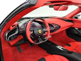 こちらは左ハンドルのお車でございます。内装色はRosso Ferrariを選択しております。