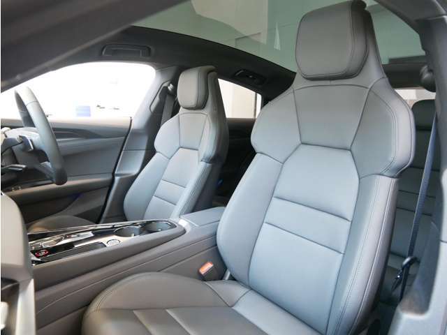 ひとたびシートに腰を沈めれば、ゆったりとした空間の広がりを感じさせてくれるAudiのキャビン