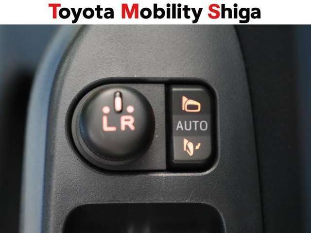 駐車時に便利なキ-フリ-連動オ-ト格納式ドアミラーを装備しています。施錠すると自動的にドアミラーを格納する便利な機能です！