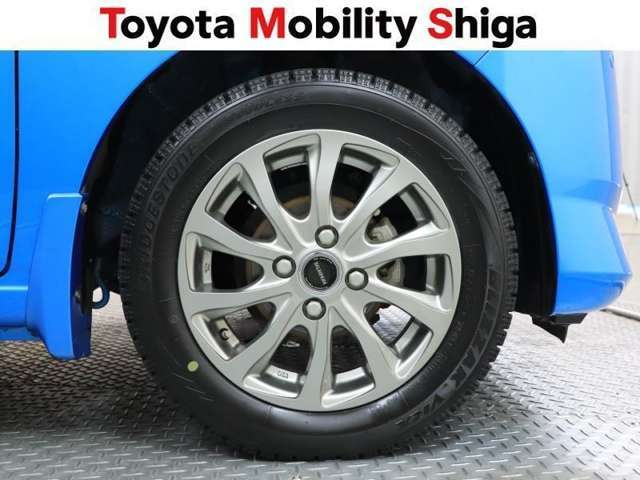 デザイン性に優れた社外アルミホイールです。タイヤはスタッドレスタイヤです。現状タイヤの状態での販売となります。