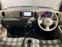前席には大きなゆとりをもたらすラウンドカーブのインストルメントパネル。運転席まわりにはの人の立場から考え抜いた多彩な機能や収納が、使いやすく、美しくスッキリと配置されています！