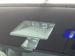 【三菱e-Assist】走行中に前方の車両等を認識し、衝突しそうな時は警報とブレーキで衝突回避と被害軽減をアシスト。より安全にドライブをお楽しみいただけます。