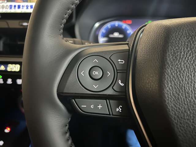ステアリングスイッチ】手元のボタンから、オーディオやナビなどの操作ができるので、よそ見をせずに安全に運転に集中できます！