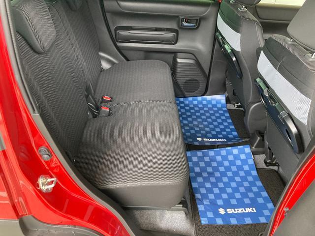 後部座席です。足元空間は広々しており、大人4人乗車も無理なく可能です。
