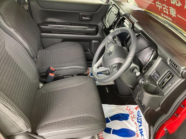 運転席回りは足元も広く、操作のしやすい！車内はいつも、スッキリ快適。