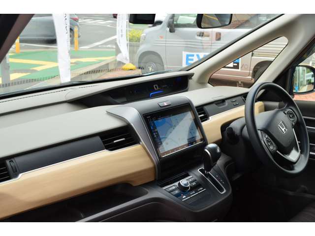 【運転席まわり】　　運転席・インパネまわりの画像です！隅々までクリーニング済み☆キレイな車内でドライブがより一層快適にお楽しみいただけると思います！　(^_^)v