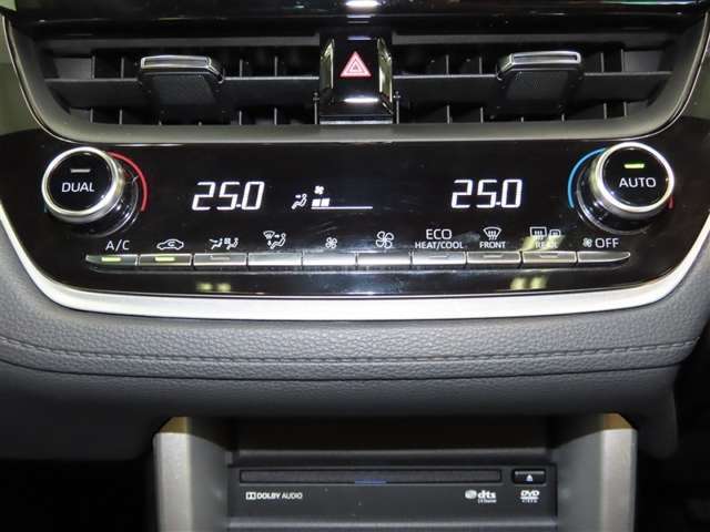 左右独立温度コントロールフルオートエアコンです。運転席、助手席それぞれで独立して温度設定ができます。冷え性の方が乗っても安心ですね♪