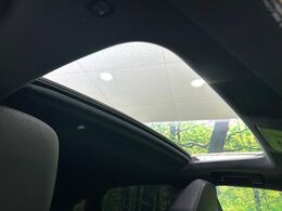 【サンルーフ】開放感たっぷりの希少装備、サンルーフが装着されています！車内に明かりを取り入れたり景色を楽しむ以外にも、車内の空気も簡単に換気できて快適です！