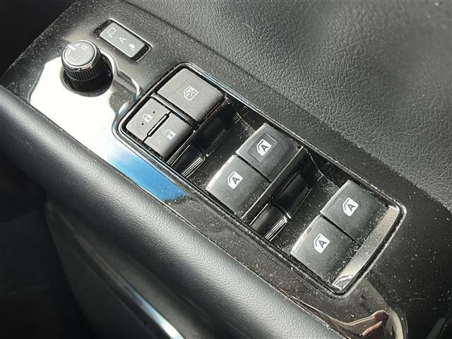 【パワーウインドウ】運転席のスイッチで、各席の窓ガラスの開閉ができます！あると便利ですよね！