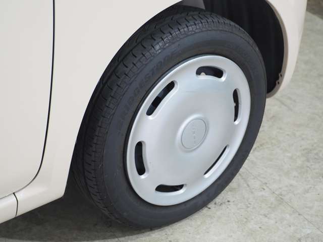 タイヤのホイールの細かいところまでキレイいにしてからお渡しします！