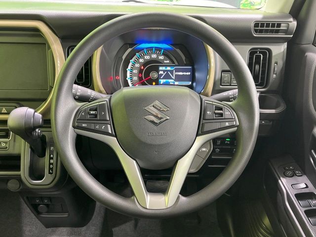 インテリアに合わせたデザインのステアリングは、運転される方のことも考え、運転しやすい形状、大きさです。是非一度、実際に触ってお確かめください。