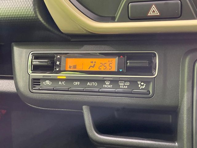 【オートエアコン】一度お好みの温度に設定すれば、車内の温度を検知し風量や温度を自動で調整。暑い…寒い…と何度もスイッチ操作をする必要はありません。快適な車内空間には必須の機能ですね♪