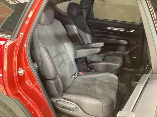 後席もゆったりとくつろげるスペースを確保し、万が一の前面衝突時には後席乗員の下半身がシートから滑り落ちることを抑制する構造になってます。