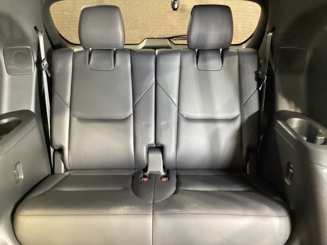 サードシートにもマツダの人間中心設計により、快適な『座り心地』と『乗り心地』、乗り降りもスムーズで快適に行えます。