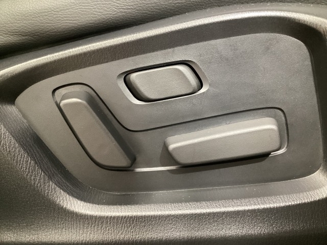 パワーシートを装備！体格や好みに応じたポジションをスムーズに調整できます。