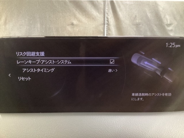 ハンドル操作をアシストすることにより車線からの逸脱回避を支援します。