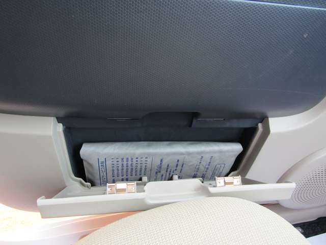 助手席ドアには、車検証入れを収められるボックスがあります。とても便利です。