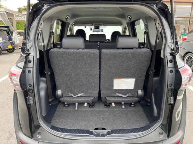 普段のお買い物や通勤、送迎等に十分な荷室スペースを確保しております。セカンドシートを倒すと、大きな荷物の積載も可能です♪