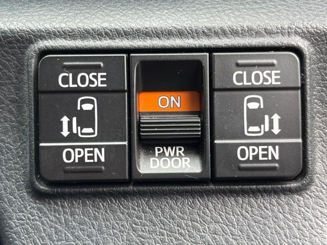 【両側パワースライドドア】スマートキーや運転席のスイッチで後席両側スライドドアの開閉が可能♪電動だから力を入れてドアを開ける必要が無く、小さなお子様でも簡単に開け閉めでき快適です♪