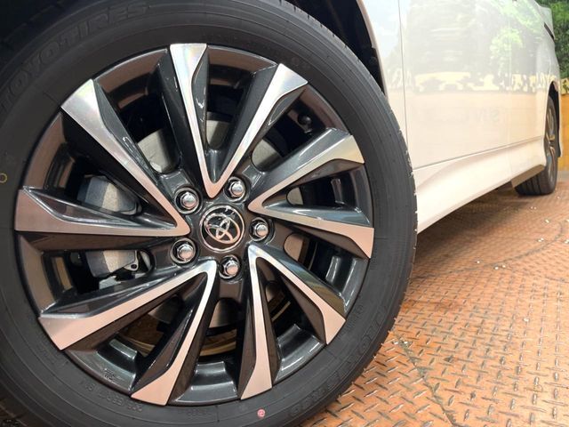 【純正アルミホイール】外観にマッチした純正アルミホイールを装着しております。各種社外アルミホイールや、スタッドレスタイヤも取扱いしております。是非ご相談ください♪