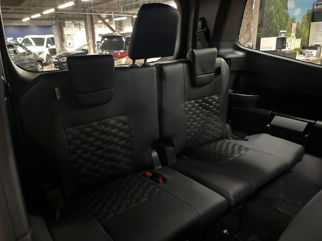 3列目シートはもちろん状態良好☆大人でもゆったりと座って頂けますので、大人数でのお出かけもラクラクです♪ご家族で、気の知れた仲間で、ドライブに行くのが楽しみですね♪