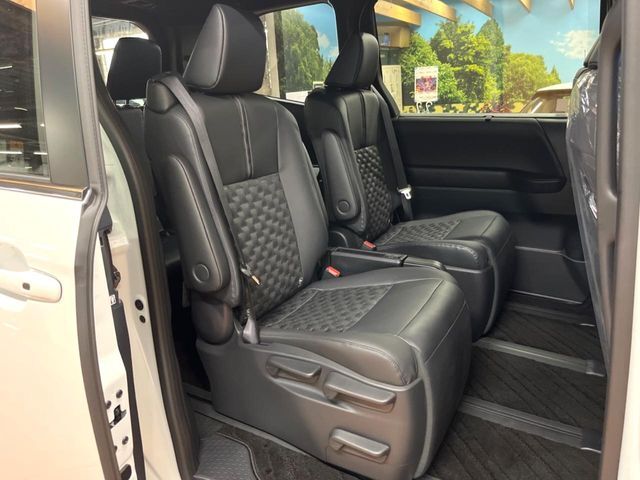 後部座席も気になるようなキズ・汚れやへたり等、大きなダメージはなく、良好な状態です。