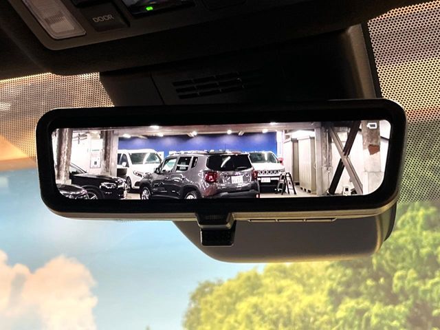 【スマートリヤビューミラー】後席の大きな荷物や同乗者で後方が確認しづらい時でも安心！カメラが撮影した車両後方の映像をルームミラー内に表示。クリアな視界で状況の確認が可能です！