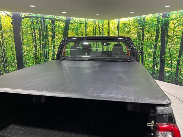 【トノカバー】デッキに積み込んだ荷物を雨風や盗難のリスクから守るトノカバーを装備。気兼ねなく荷物を積み込んでお使いいただけます。