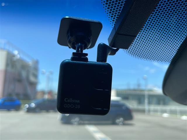 【デジタルインナーミラー】車両後方カメラの映像をミラーに映すことが出来ます。 そのため、後席に人や荷物があって後方が見えづらい場合でもしっかり視界を確保することが出来ます。
