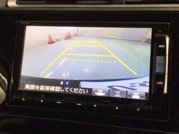リバースギアに入れるだけで後方の表示へ切り替わります。夜間や雨の日の駐車も楽になりますよ。